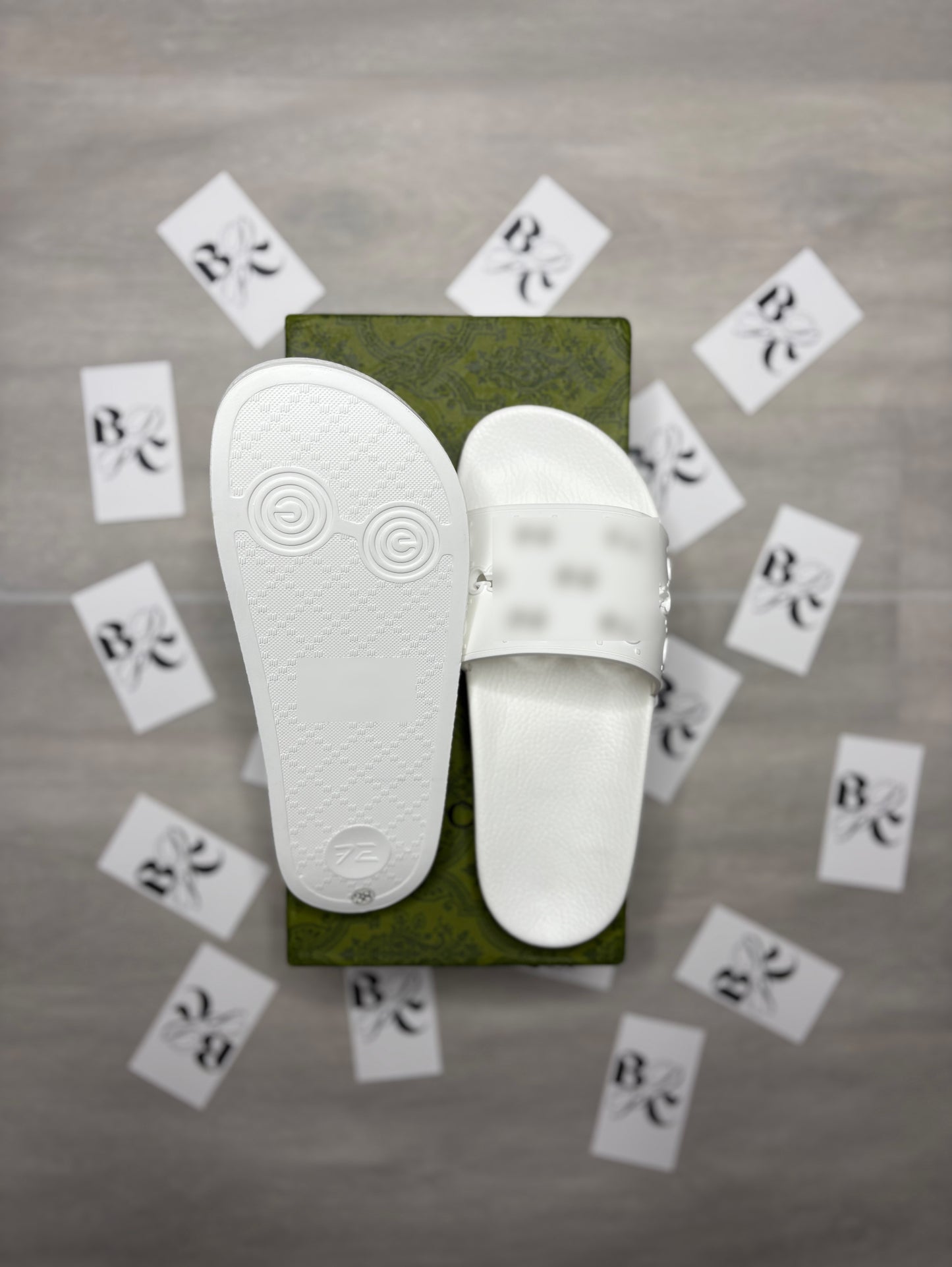 (WHITE) iccuG Sandals